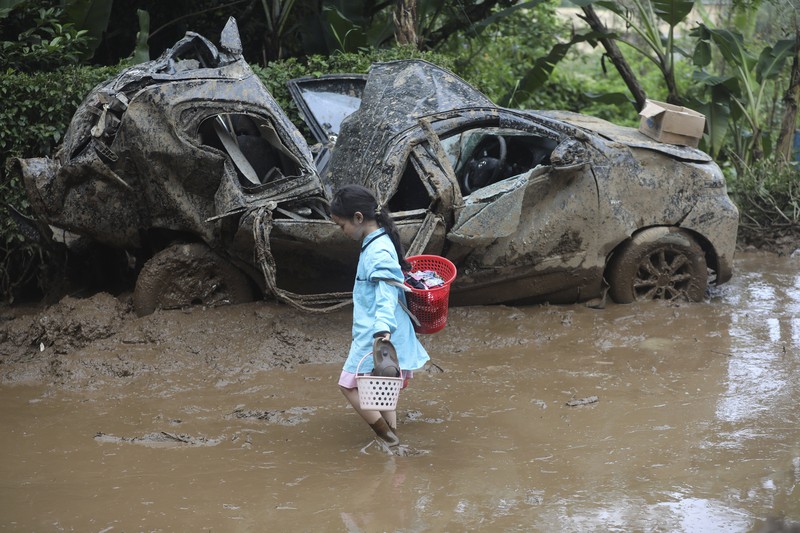 Tim penyelamat mencari orang hilang setelah tanah longsor yang menewaskan sejumlah orang dan menyebabkan beberapa lainnya hilang di Karo, Sumatera Utara, Indonesia, Senin, 25 November 2024. Tim penyelamat mencari orang hilang setelah tanah longsor yang menewaskan sejumlah orang dan menyebabkan beberapa lainnya hilang di Karo, Sumatera Utara, Indonesia, Senin, 25 November 2024. (AP Photo/Binsar Bakkara)