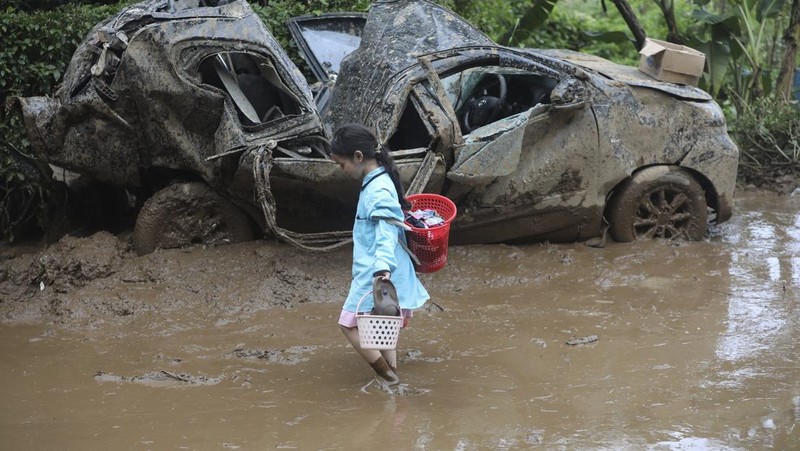 Tim penyelamat mencari orang hilang setelah tanah longsor yang menewaskan sejumlah orang dan menyebabkan beberapa lainnya hilang di Karo, Sumatera Utara, Indonesia, Senin, 25 November 2024. (AP Photo/Binsar Bakkara)