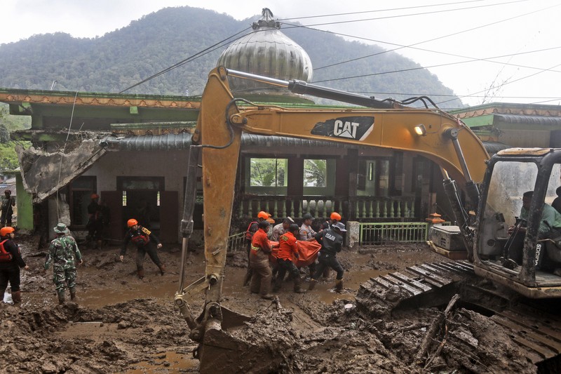 Tim penyelamat mencari orang hilang setelah tanah longsor yang menewaskan sejumlah orang dan menyebabkan beberapa lainnya hilang di Karo, Sumatera Utara, Indonesia, Senin, 25 November 2024. Tim penyelamat mencari orang hilang setelah tanah longsor yang menewaskan sejumlah orang dan menyebabkan beberapa lainnya hilang di Karo, Sumatera Utara, Indonesia, Senin, 25 November 2024. (AP Photo/Binsar Bakkara)