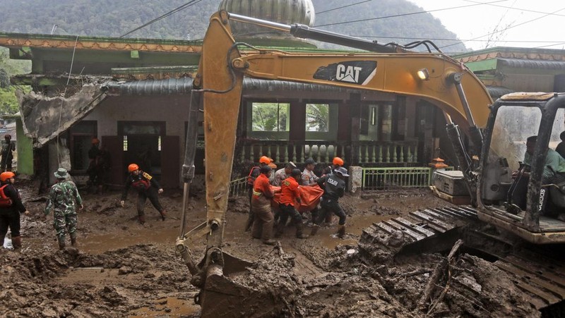 Tim penyelamat mencari orang hilang setelah tanah longsor yang menewaskan sejumlah orang dan menyebabkan beberapa lainnya hilang di Karo, Sumatera Utara, Indonesia, Senin, 25 November 2024. (AP Photo/Binsar Bakkara)