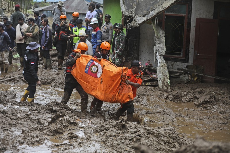 Tim penyelamat mencari orang hilang setelah tanah longsor yang menewaskan sejumlah orang dan menyebabkan beberapa lainnya hilang di Karo, Sumatera Utara, Indonesia, Senin, 25 November 2024. (AP Photo/Binsar Bakkara)