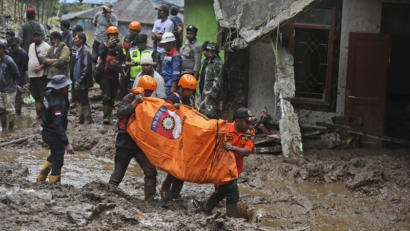 Tim penyelamat mencari orang hilang setelah tanah longsor yang menewaskan sejumlah orang dan menyebabkan beberapa lainnya hilang di Karo, Sumatera Utara, Indonesia, Senin, 25 November 2024. (AP Photo/Binsar Bakkara)