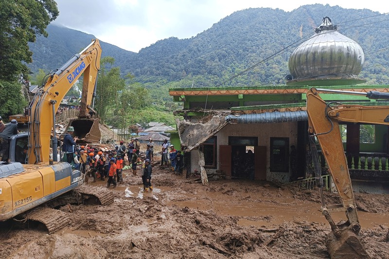 Tim penyelamat mencari orang hilang setelah tanah longsor yang menewaskan sejumlah orang dan menyebabkan beberapa lainnya hilang di Karo, Sumatera Utara, Indonesia, Senin, 25 November 2024. (AP Photo/Binsar Bakkara)