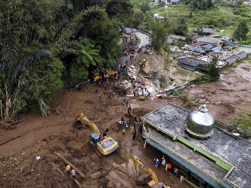 Tim penyelamat mencari orang hilang setelah tanah longsor yang menewaskan sejumlah orang dan menyebabkan beberapa lainnya hilang di Karo, Sumatera Utara, Indonesia, Senin, 25 November 2024. (AP Photo/Binsar Bakkara)