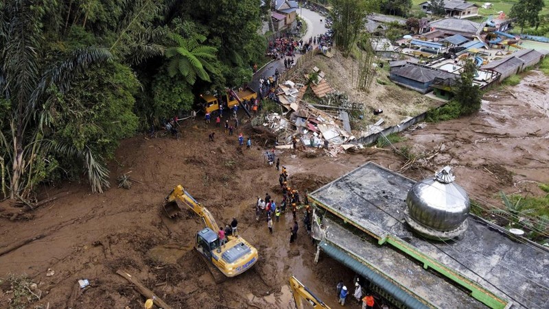 Tim penyelamat mencari orang hilang setelah tanah longsor yang menewaskan sejumlah orang dan menyebabkan beberapa lainnya hilang di Karo, Sumatera Utara, Indonesia, Senin, 25 November 2024. (AP Photo/Binsar Bakkara)