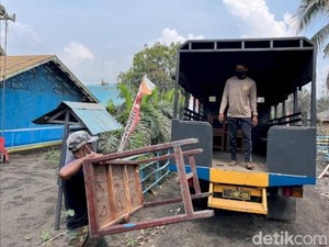 Polairud Angkut Perlengkapan untuk TPS di Pengungsian Lewotobi