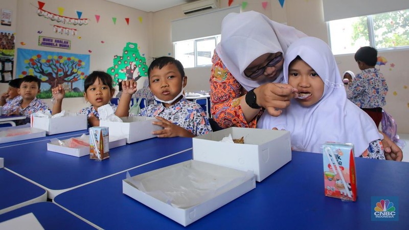 Uji coba program Makan Bergizi Gratis (MBG) di SDS Angkasa 5 Lanud Halim Perdanakusuma, Jakarta, Selasa (26/11/2024). (CNBC Indonesia/Muhamad Sabki)