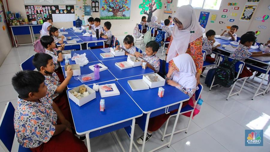 Uji coba program Makan Bergizi Gratis (MBG) di SDS Angkasa 5 Lanud Halim Perdanakusuma, Jakarta, Selasa (26/11/2024). (CNBC Indonesia/Faisal Rahman)
