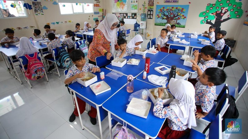 Uji coba program Makan Bergizi Gratis (MBG) di SDS Angkasa 5 Lanud Halim Perdanakusuma, Jakarta, Selasa (26/11/2024). (CNBC Indonesia/Muhamad Sabki)