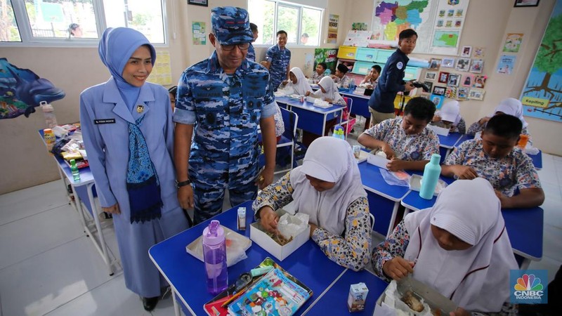 Uji coba program Makan Bergizi Gratis (MBG) di SDS Angkasa 5 Lanud Halim Perdanakusuma, Jakarta, Selasa (26/11/2024). (CNBC Indonesia/Muhamad Sabki)