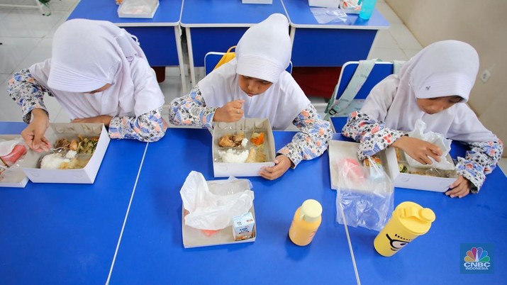 Uji coba program Makan Bergizi Gratis (MBG) di SDS Angkasa 5 Lanud Halim Perdanakusuma, Jakarta, Selasa (26/11/2024). (CNBC Indonesia/Faisal Rahman)