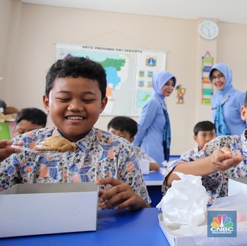 Siswa SD di Halim Happy Dapat Makan Bergizi Gratis, Isi Menunya Ini