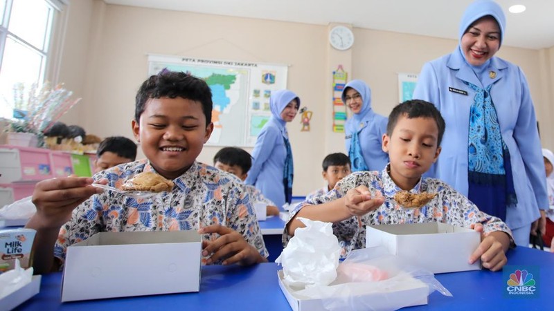 Uji coba program Makan Bergizi Gratis (MBG) di SDS Angkasa 5 Lanud Halim Perdanakusuma, Jakarta, Selasa (26/11/2024). (CNBC Indonesia/Muhamad Sabki)