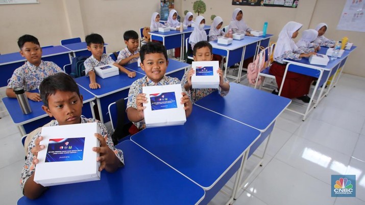 Uji coba program Makan Bergizi Gratis (MBG) di SDS Angkasa 5 Lanud Halim Perdanakusuma, Jakarta, Selasa (26/11/2024). (CNBC Indonesia/Faisal Rahman)