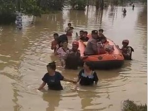 120 Rumah di Medan Terendam Banjir, Warga Dievakuasi Pakai Perahu Karet