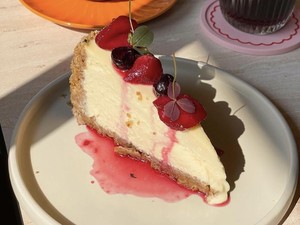 Pekerja Ini Kecewa karena Dapat Upah Cheesecake Bukan Uang