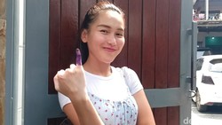 Momen Ayu Ting Ting Nyoblos di Pilkada 2024