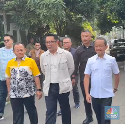 Bahlil Dikawal Ridwan Kamil Nyoblos di TPS 003 Duren Tiga Jaksel