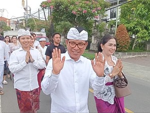 Adi Arnawa Jalan Kaki ke TPS Sambil Sapa Warga Saat Pencoblosan