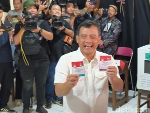 Senyum Semringah Cagub Luthfi Usai Nyoblos di Solo