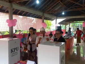 Koster Nyoblos di TPS 1 Desa Sembiran Buleleng Bareng Istri-Anak Bungsu