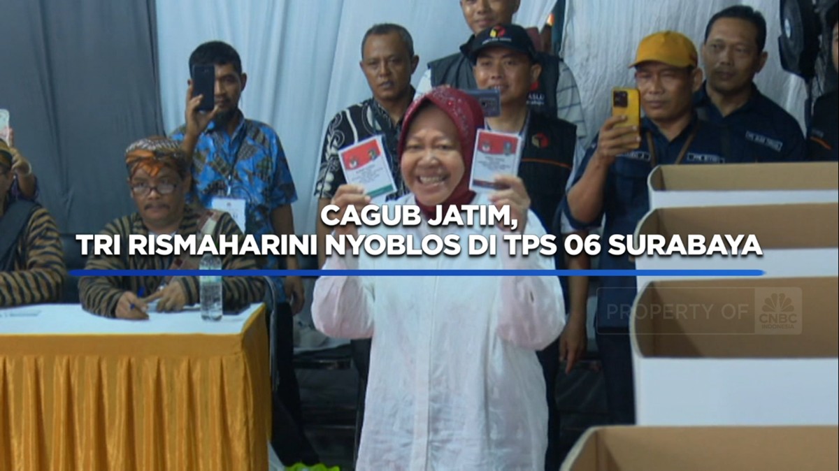 Risma, Sang Gubernur yang Nyoblos dengan Gaya Unik