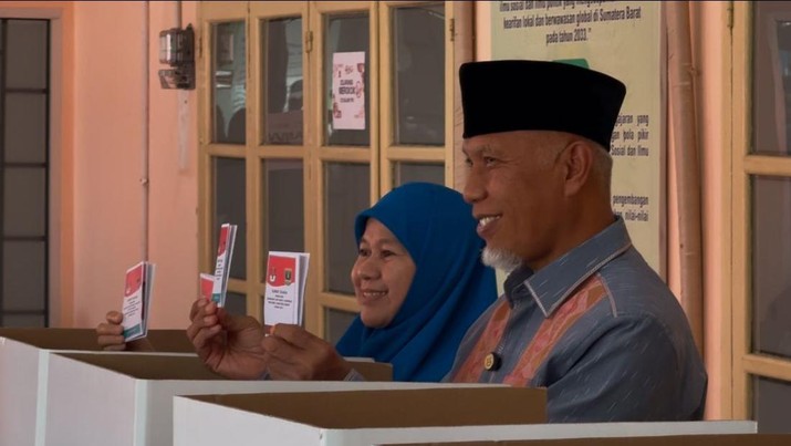 Cagub Sumbar Mahyeldi mencoblos di TPS. (Dok. DetikSumut/M Afdal Afrianto)