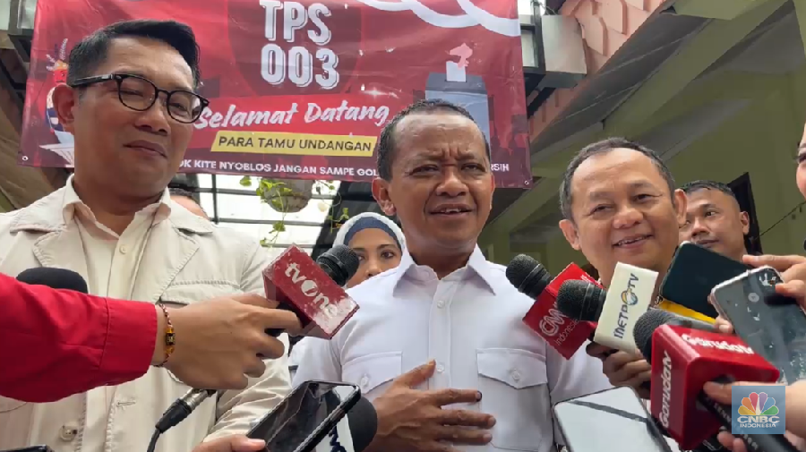Calon Gubernur (Cagub) nomor urut 1, Ridwan Kamil bersama Menteri Energi dan Sumber Daya Mineral (ESDM) Bahlil Lahadalia berpartisipasi menggunakan hak pilihnya dalam Pemilihan Kepala Daerah (Pilkada) Serentak 2024 di Duren Tiga Barat, Pancoran. (վ/Firda))