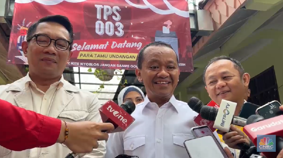 Calon Gubernur (Cagub) nomor urut 1, Ridwan Kamil bersama Menteri Energi dan Sumber Daya Mineral (ESDM) Bahlil Lahadalia berpartisipasi menggunakan hak pilihnya dalam Pemilihan Kepala Daerah (Pilkada) Serentak 2024 di Duren Tiga Barat, Pancoran. (²©²ÊÍøÕ¾/Firda))