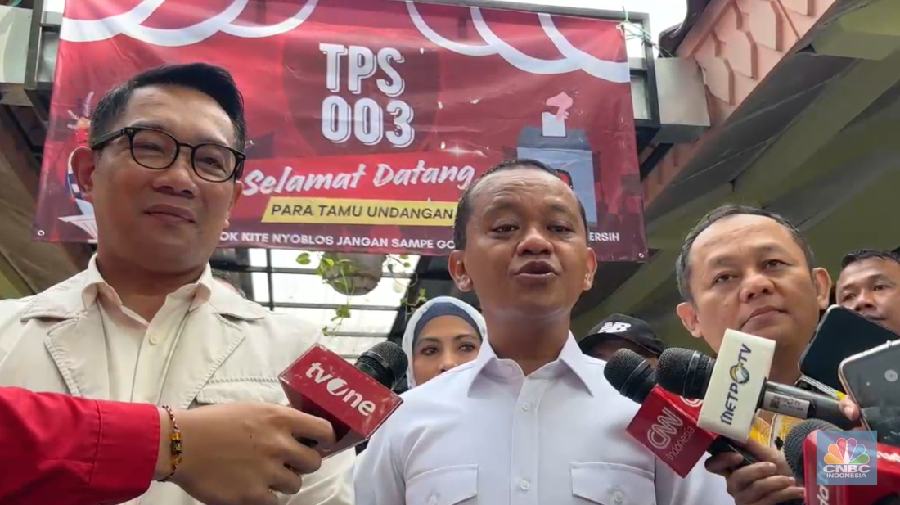 Calon Gubernur (Cagub) nomor urut 1, Ridwan Kamil bersama Menteri Energi dan Sumber Daya Mineral (ESDM) Bahlil Lahadalia berpartisipasi menggunakan hak pilihnya dalam Pemilihan Kepala Daerah (Pilkada) Serentak 2024 di Duren Tiga Barat, Pancoran. (վ/Firda))