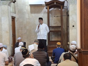 RK Salat Subuh Berjamaah di Masjid Jaktim Sebelum Nyoblos di Bandung
