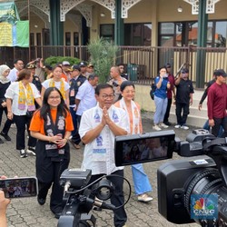 Pramono Tiba di TPS 046 Cilandak, Berkemeja Putih-Selendang Putih