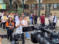 Pramono Tiba di TPS 046 Cilandak, Berkemeja Putih-Selendang Putih
