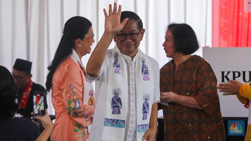 Calon Gubernur Jakarta Pramono Anung usai menggunakan hak pilihnya dalam Pilkada Pemilihan umum kepala daerah Jakarta di TPS 046 Cipete Selatan, Jakarta, Rabu, 27/11.. (CNBC Indonesia/Faisal Rahman)