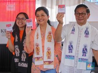 Detik-Detik Pramono Anung Nyoblos di TPS 046 Cipete, Bareng Anak-Istri