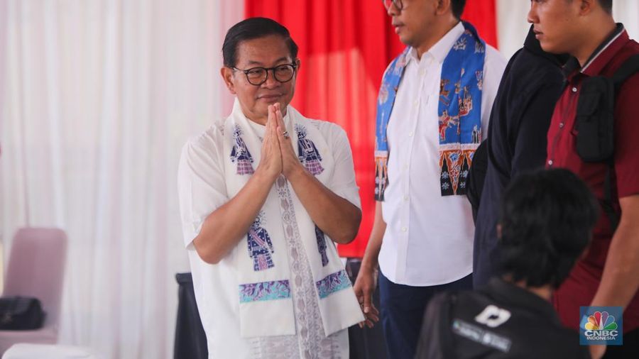 Calon Gubernur Jakarta Pramono Anung usai menggunakan hak pilihnya dalam Pilkada Pemilihan umum kepala daerah Jakarta di TPS 046 Cipete Selatan, Jakarta, Rabu, 27/11. (CNBC Indonesia/Faisal Rahman)