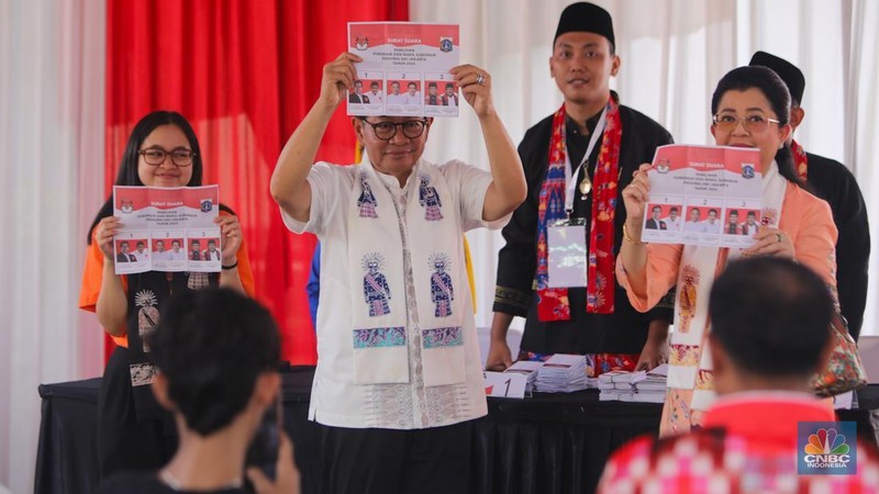 Calon Gubernur Jakarta Pramono Anung usai menggunakan hak pilihnya dalam Pilkada Pemilihan umum kepala daerah Jakarta di TPS 046 Cipete Selatan, Jakarta, Rabu, 27/11.. (CNBC Indonesia/Faisal Rahman)