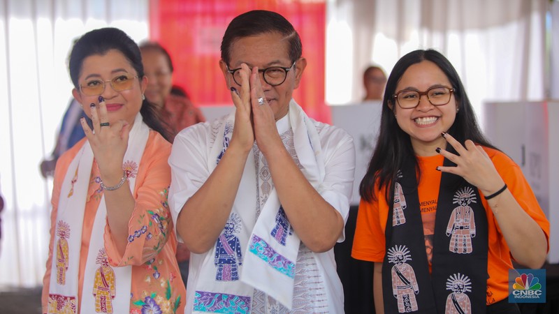 Calon Gubernur Jakarta Pramono Anung usai menggunakan hak pilihnya dalam Pilkada Pemilihan umum kepala daerah Jakarta di TPS 046 Cipete Selatan, Jakarta, Rabu, 27/11.. (CNBC Indonesia/Faisal Rahman) Calon Gubernur Jakarta Pramono Anung usai menggunakan hak pilihnya dalam Pilkada Pemilihan umum kepala daerah Jakarta di TPS 046 Cipete Selatan, Jakarta, Rabu, 27/11.. (CNBC Indonesia/Faisal Rahman)
