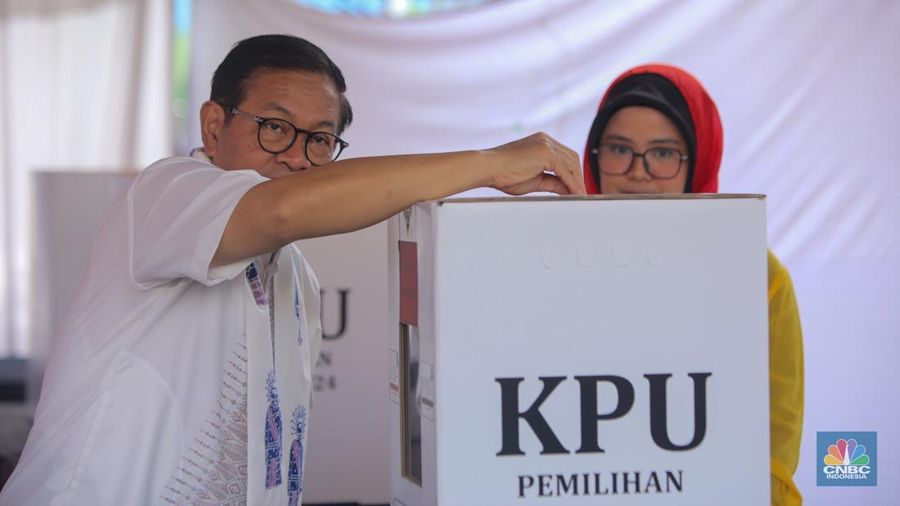 Calon Gubernur Jakarta Pramono Anung usai menggunakan hak pilihnya dalam Pilkada Pemilihan umum kepala daerah Jakarta di TPS 046 Cipete Selatan, Jakarta, Rabu, 27/11. (վ/Faisal Rahman)