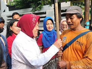 Momen Risma Diantar Tetangga hingga Sapa Petugas Kebersihan Sebelum ke TPS