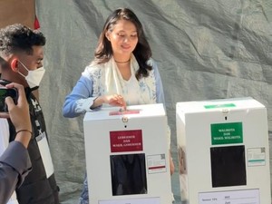 Momen Cagub Malut Sherly Tjoanda Istri Mendiang Benny Laos Nyoblos di Ternate