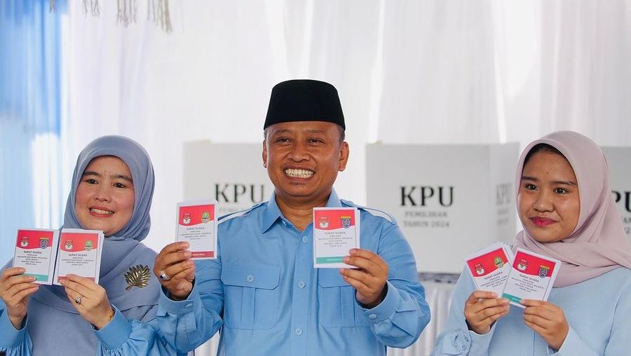 Calon Wali Kota Depok nomor 2 Supian Suri didampingi istri memberikan suara di tempat pemungutan suara (TPS) 08 RT 02 RW 03 Kelurahan Jatimulya, Kecamatan Cilodong, kota Depok, Rabu ((27/11/2024). (Instagram @bangsupians)