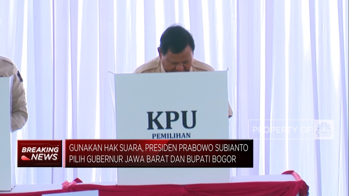 Prabowo Menggenggam Suara: Momen Menarik Nyoblos di TPS Hambalang pada Pilkada 2024