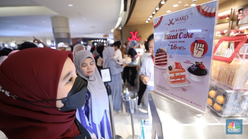 Dalam rangka memeriahkan momentum Pemilihan Kepala Daerah (Pilkada) serentak pada 27 November 2024, berbagai brand dan merchant makanan dan minuman menawarkan promo menarik salah satunya di Mal Cibinong City Mal (CCM), Jawa Barat, Rabu (27/11/2024). Dalam rangka memeriahkan momentum Pemilihan Kepala Daerah (Pilkada) serentak pada 27 November 2024, berbagai brand dan merchant makanan dan minuman menawarkan promo menarik salah satunya di Mal Cibinong City Mal (CCM), Jawa Barat, Rabu (27/11/2024). (CNBC Indonesia/Tri Susilo)