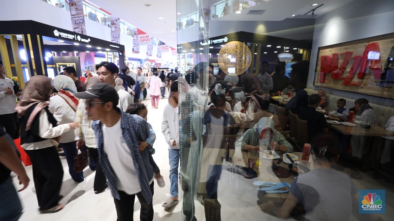 Dalam rangka memeriahkan momentum Pemilihan Kepala Daerah (Pilkada) serentak pada 27 November 2024, berbagai brand dan merchant makanan dan minuman menawarkan promo menarik salah satunya di Mal Cibinong City Mal (CCM), Jawa Barat, Rabu (27/11/2024). Dalam rangka memeriahkan momentum Pemilihan Kepala Daerah (Pilkada) serentak pada 27 November 2024, berbagai brand dan merchant makanan dan minuman menawarkan promo menarik salah satunya di Mal Cibinong City Mal (CCM), Jawa Barat, Rabu (27/11/2024). (CNBC Indonesia/Tri Susilo)