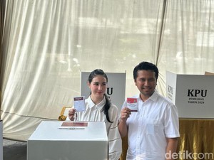 Emil Dardak-Arumi Bachsin Nyoblos Pakai Baju Putih di TPS Surabaya