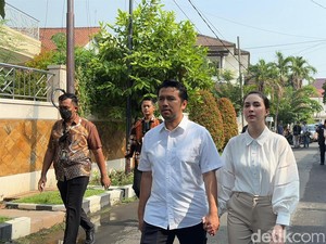 Gaya Emil Dardak dan Arumi Kompak Berbaju Putih Saat Nyoblos
