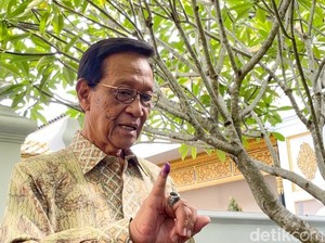 Gubernur DIY Sultan HB X Nyoblos Bareng Keluarga di Ndalem Tjokronegaran