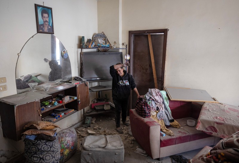 Aya Khater, 15 tahun, dan ayahnya Ibrahim Khater, 51 tahun, membawa barang-barang mereka kembali ke rumah mereka yang hancur, setelah gencatan senjata antara Israel dan kelompok Hizbullah yang didukung Iran mulai berlaku pada pukul 02.00 GMT pada hari Rabu setelah Presiden AS Joe Biden mengatakan kedua belah pihak menerima perjanjian yang ditengahi oleh Amerika Serikat dan Prancis, di Tyre, Lebanon, 27 November 2024. Aya Khater, 15 tahun, dan ayahnya Ibrahim Khater, 51 tahun, membawa barang-barang mereka kembali ke rumah mereka yang hancur, setelah gencatan senjata antara Israel dan kelompok Hizbullah yang didukung Iran mulai berlaku pada pukul 02.00 GMT pada hari Rabu setelah Presiden AS Joe Biden mengatakan kedua belah pihak menerima perjanjian yang ditengahi oleh Amerika Serikat dan Prancis, di Tyre, Lebanon, 27 November 2024. (REUTERS/Adnan Abidi)