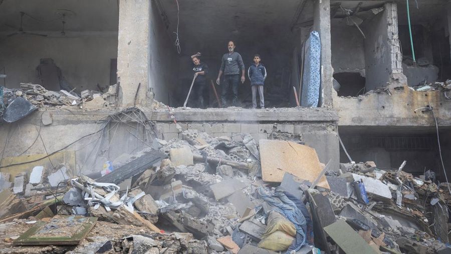 Haj Mahmoud Arouni, 60, bersama istrinya Nadine Amine, 50, dan putranya Jad Arouni, 10, beristirahat saat membersihkan rumah mereka yang hancur, setelah gencatan senjata antara Israel dan kelompok Hizbullah yang didukung Iran mulai berlaku pada pukul 02.00 GMT pada hari Rabu setelah Presiden AS Joe Biden mengatakan kedua belah pihak menerima perjanjian yang ditengahi oleh Amerika Serikat dan Prancis, di Tyre, Lebanon, 27 November 2024. (REUTERS/Adnan Abidi)